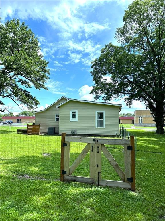 108 W Main St, Arma, KS 66712 - view of gate