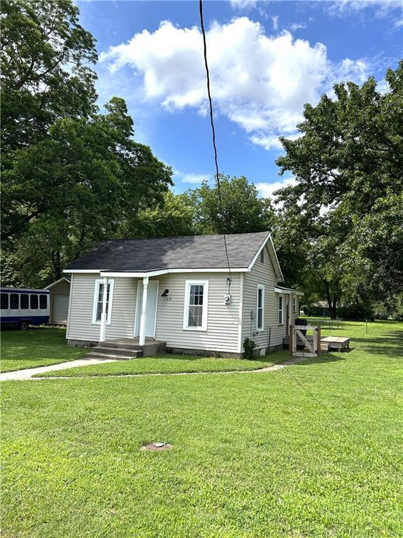 108 W Main St, Arma, KS 66712 - view of front facade with a front yard and crawl space