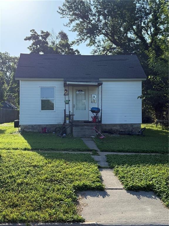 823 N King St, Ottawa, KS 66067 - bungalow-style house with a front lawn