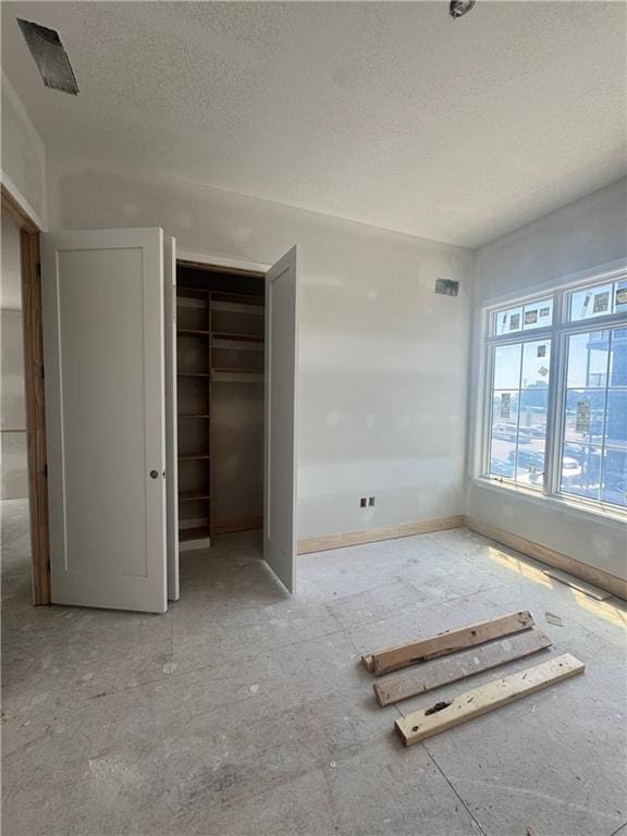 2110 W 86th Way, Leawood, KS 66206 - unfurnished bedroom featuring a textured ceiling
