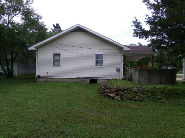 1402 N Kentucky St, Iola, KS 66749 - view of side of home featuring a lawn