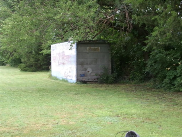 1402 N Kentucky St, Iola, KS 66749 - view of grassy yard featuring a storage shed