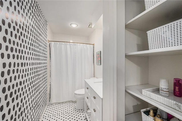 11401 Cedar St, Leawood, KS 66211 - full bath with a shower with curtain and vanity