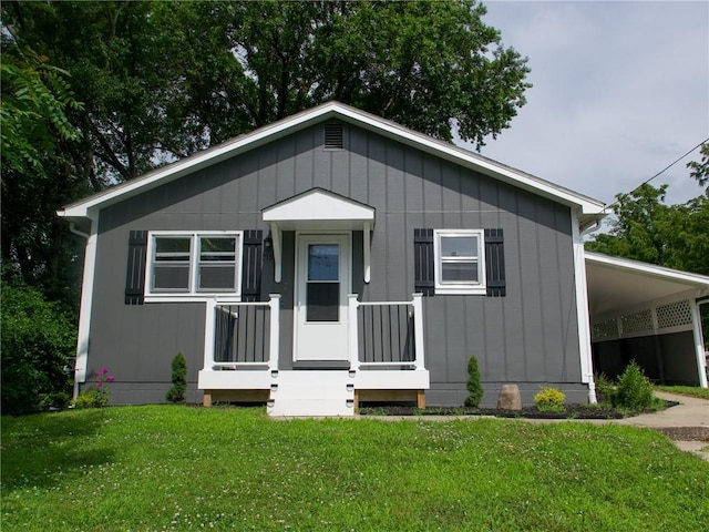 715 N Warren St, Warrensburg, MO 64093 - view of front of home featuring a front yard, a carport, and concrete driveway