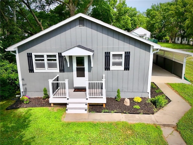 715 N Warren St, Warrensburg, MO 64093 - bungalow-style house with a front lawn and board and batten siding