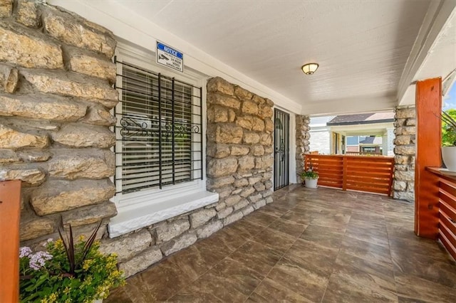3230 Bellefontaine Ave, Kansas City, MO 64128 - view of covered porch