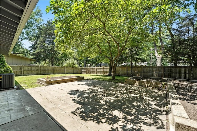 7604 Tomahawk Rd, Prairie Village, KS 66208 - fenced backyard featuring a patio