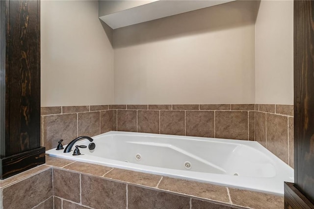 16699 S Chalet Dr, Olathe, KS 66062 - full bath featuring a jetted tub