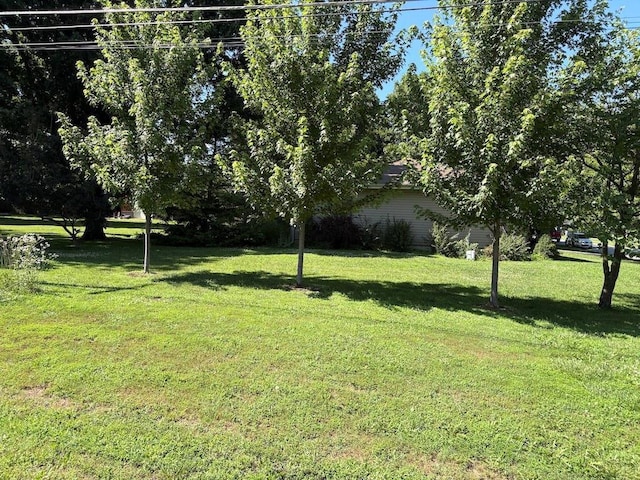 105 N Hayes St, Garnett, KS 66032 - view of green lawn