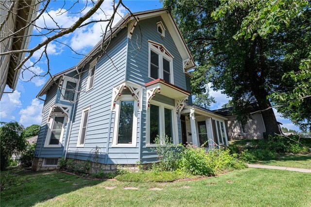 118 Spruce St, Leavenworth, KS 66048 - view of side of home featuring a yard