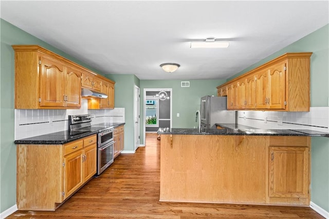 1321 SW Crossing Dr, Lees Summit, MO 64081 - kitchen featuring stainless steel appliances, a peninsula, and wood finished floors