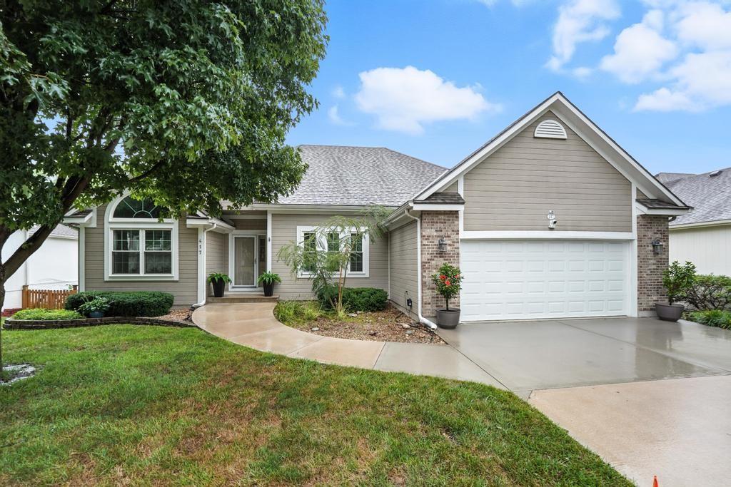 417 NE Topaz Dr, Lees Summit, MO 64086 - photo 1