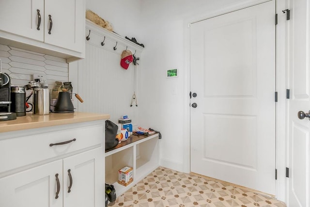 8319 Pickering St, Lenexa, KS 66227 - view of mudroom