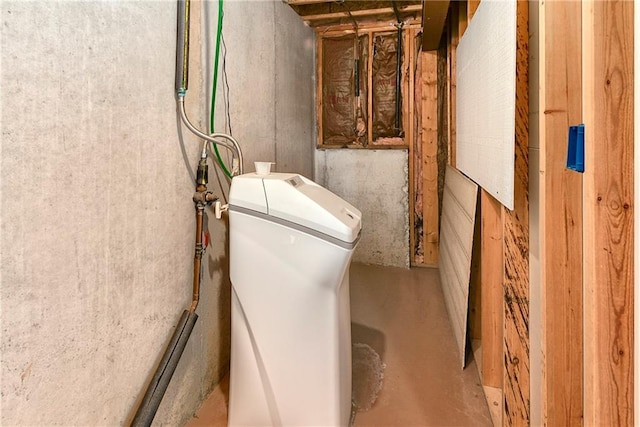 14733 Hickory Dr, Bonner Springs, KS 66012 - bathroom with concrete floors