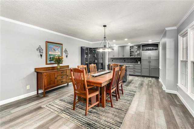 1410 Vilas St, Leavenworth, KS 66048 - dining area featuring wood finished floors, crown molding, a textured ceiling, and recessed lighting