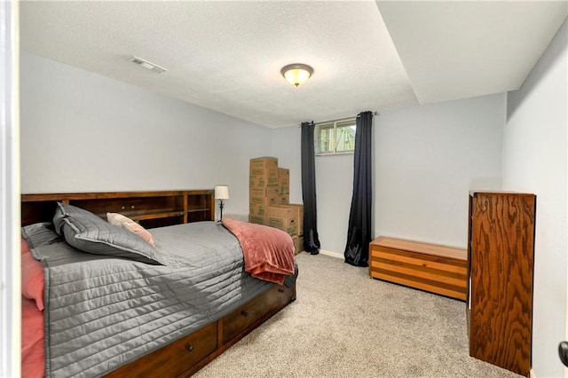 1410 Vilas St, Leavenworth, KS 66048 - bedroom featuring carpet floors and a textured ceiling
