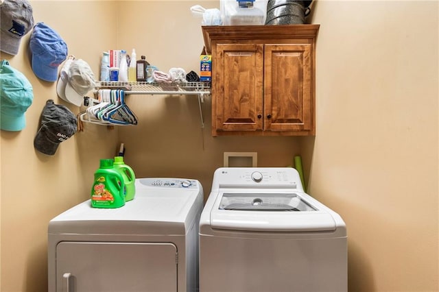 903 Howenstein St, Cameron, MO 64429 - laundry area featuring washing machine and clothes dryer and cabinet space