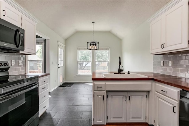 1039 Woodson Cir, Gardner, KS 66030 - kitchen featuring black appliances, a peninsula, white cabinetry, vaulted ceiling, and backsplash