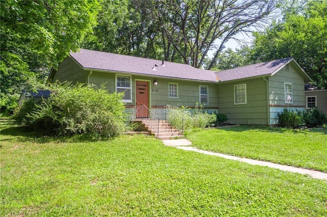 914 Jersey St, Baldwin City, KS 66006 - ranch-style house featuring a front lawn and roof with shingles