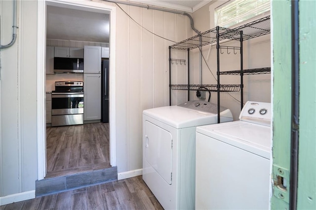 914 Jersey St, Baldwin City, KS 66006 - laundry area with washing machine and clothes dryer, crown molding, and wood finished floors