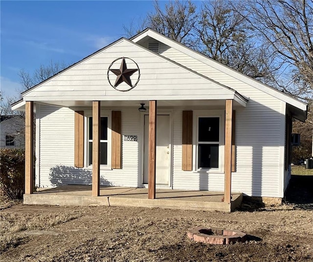 1629 E Oak St, Fort Scott, KS 66701 - view of front of house featuring a porch