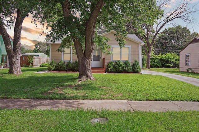 609 W Beech St, Independence, KS 67301 - view of front facade featuring concrete driveway