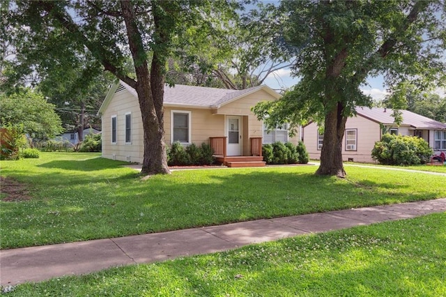 609 W Beech St, Independence, KS 67301 - view of front of house with a front lawn