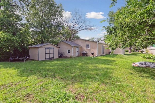 609 W Beech St, Independence, KS 67301 - view of grassy yard featuring a shed