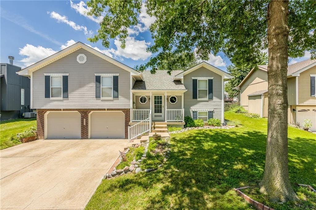 820 Lee Ann Dr, Grain Valley, MO 64029 - photo 1