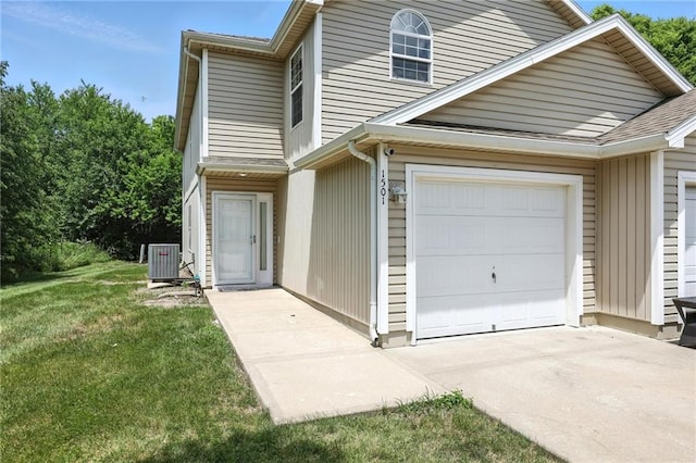 1501 SW Shelby Dr, Lees Summit, MO 64081 - view of front of property featuring a front lawn and driveway