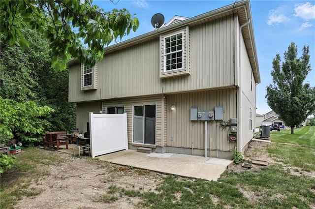 1501 SW Shelby Dr, Lees Summit, MO 64081 - rear view of property with a patio