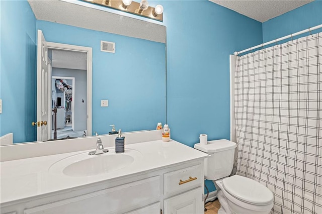 14510 W 138th Ter, Olathe, KS 66062 - full bath with a shower with curtain, vanity, and a textured ceiling