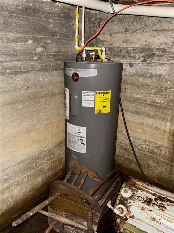 810 Center St, Pleasanton, KS 66075 - utilities featuring electric water heater
