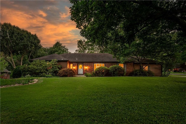 8224 Linden Dr, Prairie Village, KS 66208 - ranch-style home with a front lawn