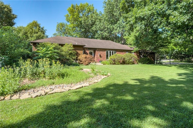 8224 Linden Dr, Prairie Village, KS 66208 - ranch-style house with a front yard