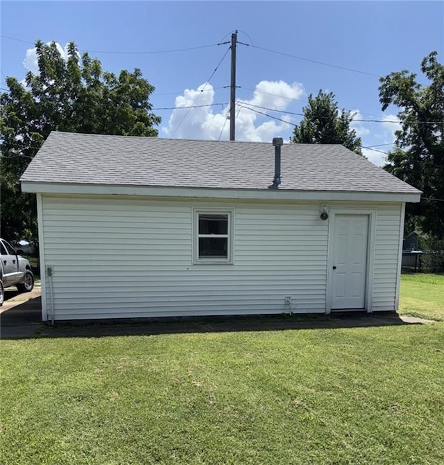 704 S Allen Ave, Chanute, KS 66720 - back of property featuring a yard and a shingled roof