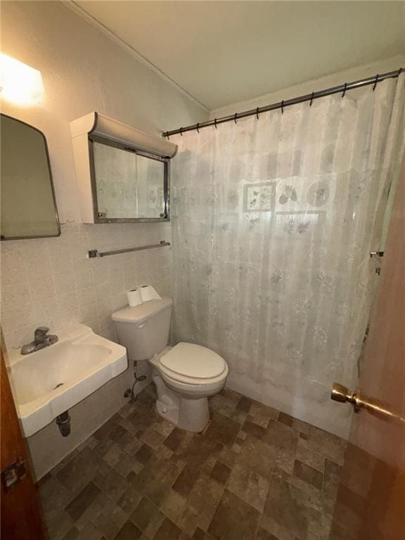 704 S Allen Ave, Chanute, KS 66720 - full bathroom with a shower with shower curtain and tile walls