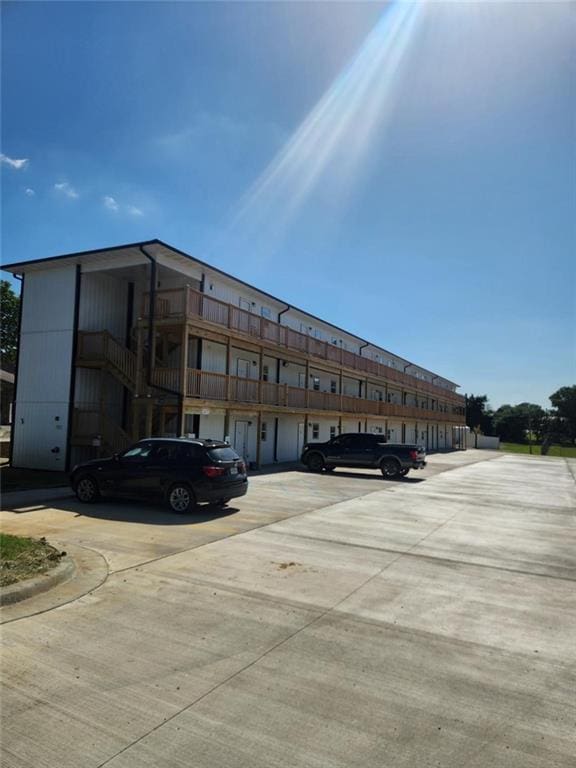 1106 S Mitchell St, Warrensburg, MO 64093 - view of building exterior with uncovered parking