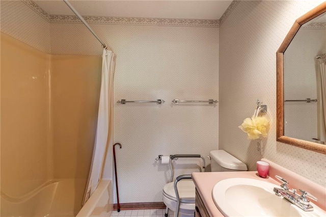 205 E 10th St, Carrollton, MO 64633 - full bath with vanity, shower / tub combo with curtain, and wallpapered walls