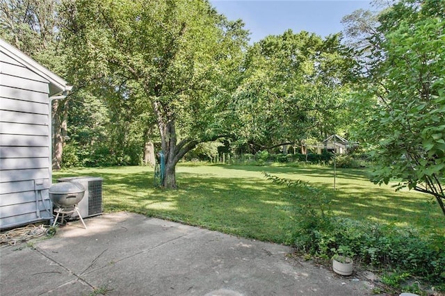 600 W Elm St, Olathe, KS 66061 - view of grassy yard with a patio area