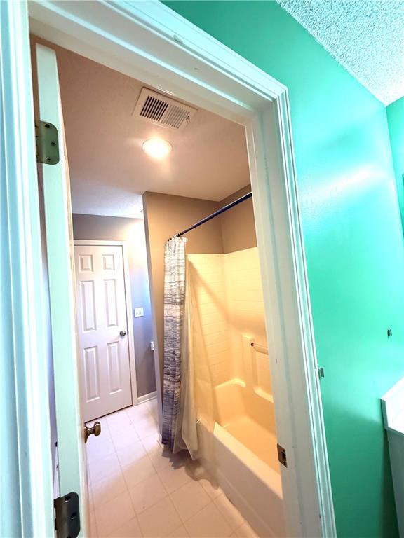 4531 Anderson St, Shawnee, KS 66226 - full bath featuring shower / bath combination with curtain