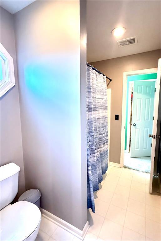 4531 Anderson St, Shawnee, KS 66226 - full bath featuring toilet and a shower with curtain