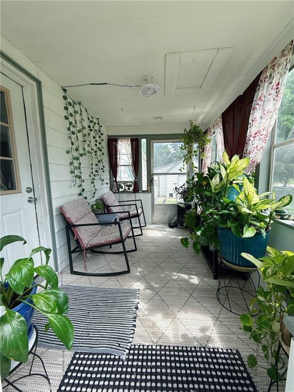 704 W 2nd St, Coffeyville, KS 67337 - view of sunroom / solarium
