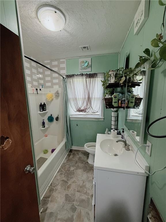 704 W 2nd St, Coffeyville, KS 67337 - full bathroom with vanity, a textured ceiling, and shower / bath combination with curtain