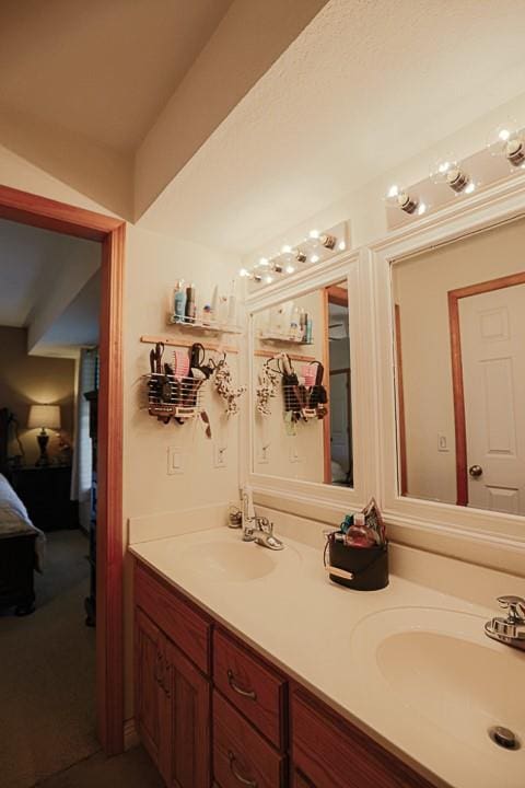 127 Hondo St, Lathrop, MO 64465 - ensuite bathroom featuring double vanity