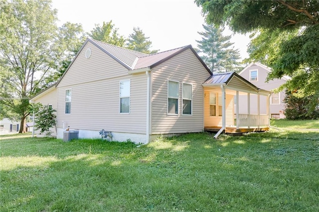 516 W 7th St, Carrollton, MO 64633 - back of property featuring a yard and a metal roof