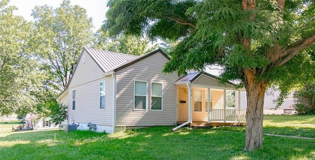 516 W 7th St, Carrollton, MO 64633 - bungalow-style home with a front yard and covered porch