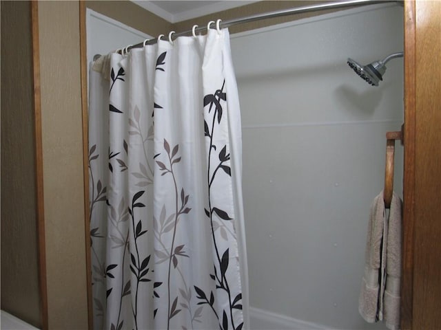706 W 10th St, Sedalia, MO 65301 - bathroom featuring curtained shower