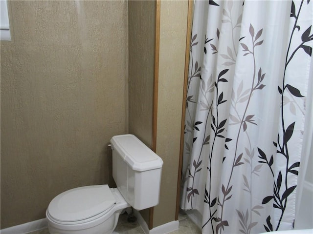 706 W 10th St, Sedalia, MO 65301 - bathroom featuring toilet and curtained shower