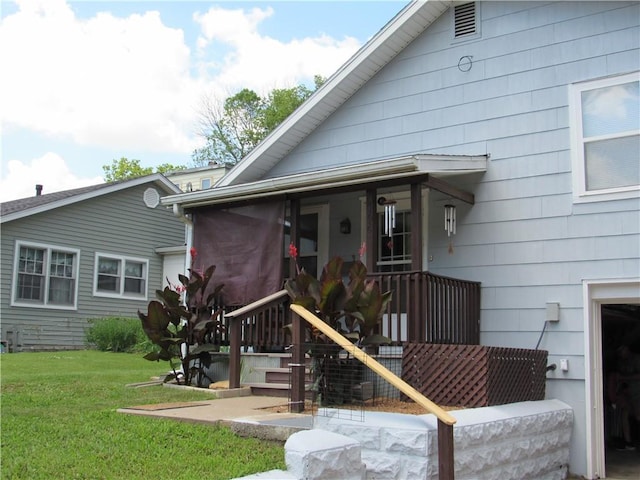 706 W 10th St, Sedalia, MO 65301 - view of front of property with a front lawn